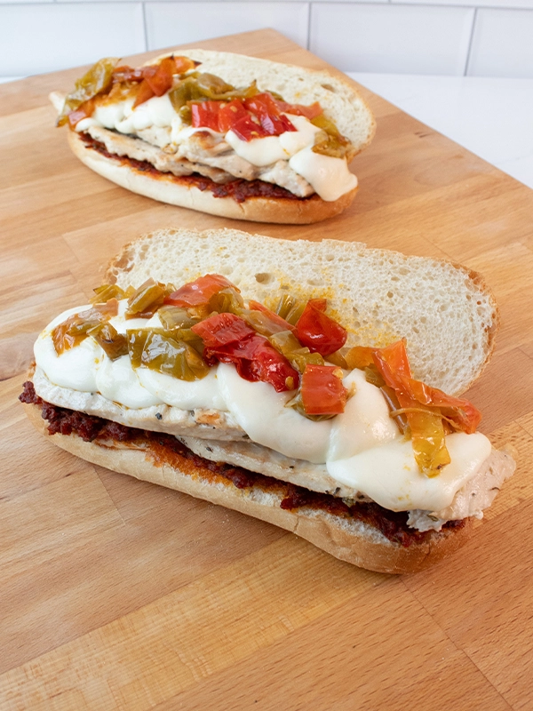 GRILLED CHICKEN SANDWICH WITH SUN DRIED TOMATO SPREAD